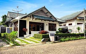 Puncak Villa Lotus D33